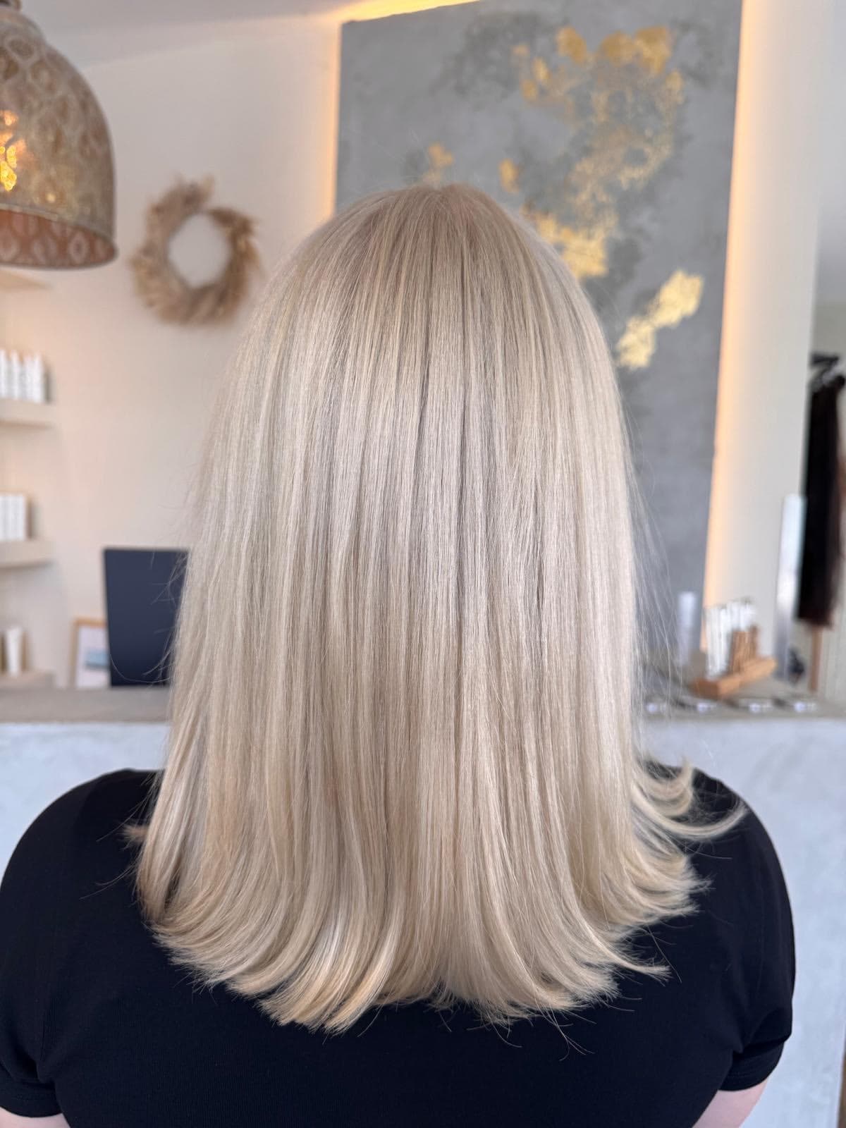 Platinblonder Bob nach Farbwechsel