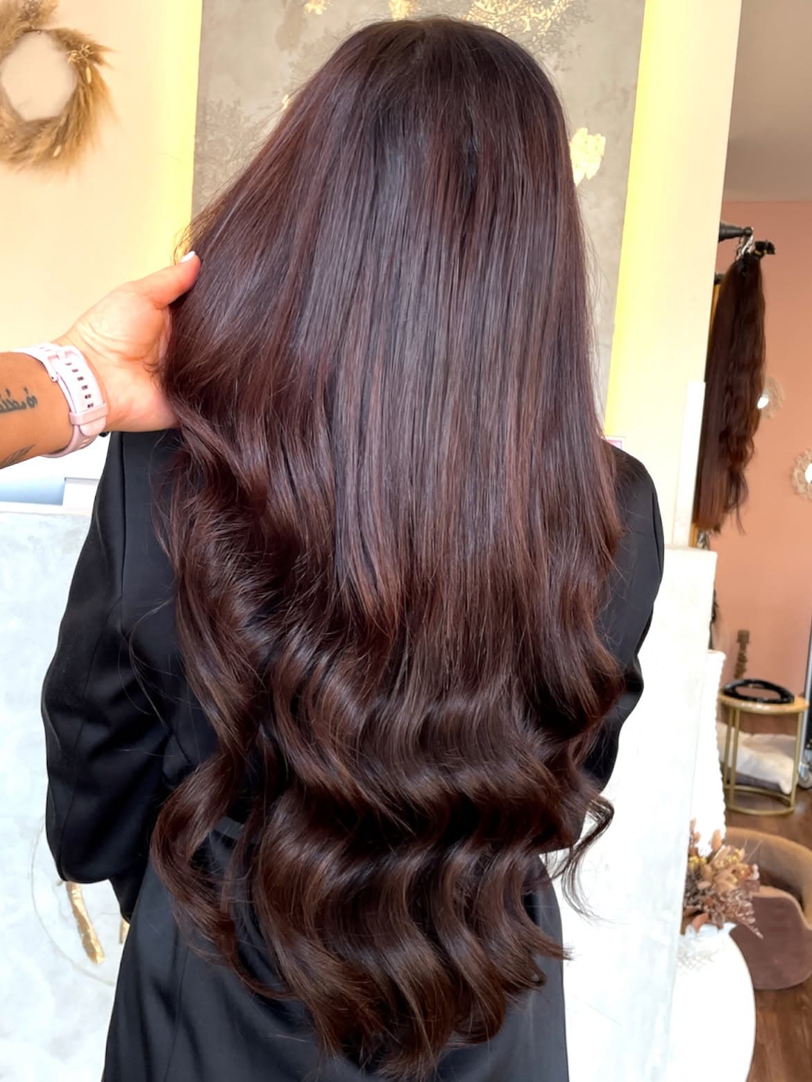 Dunkle Haarfarbe mit Extensions und Wellen