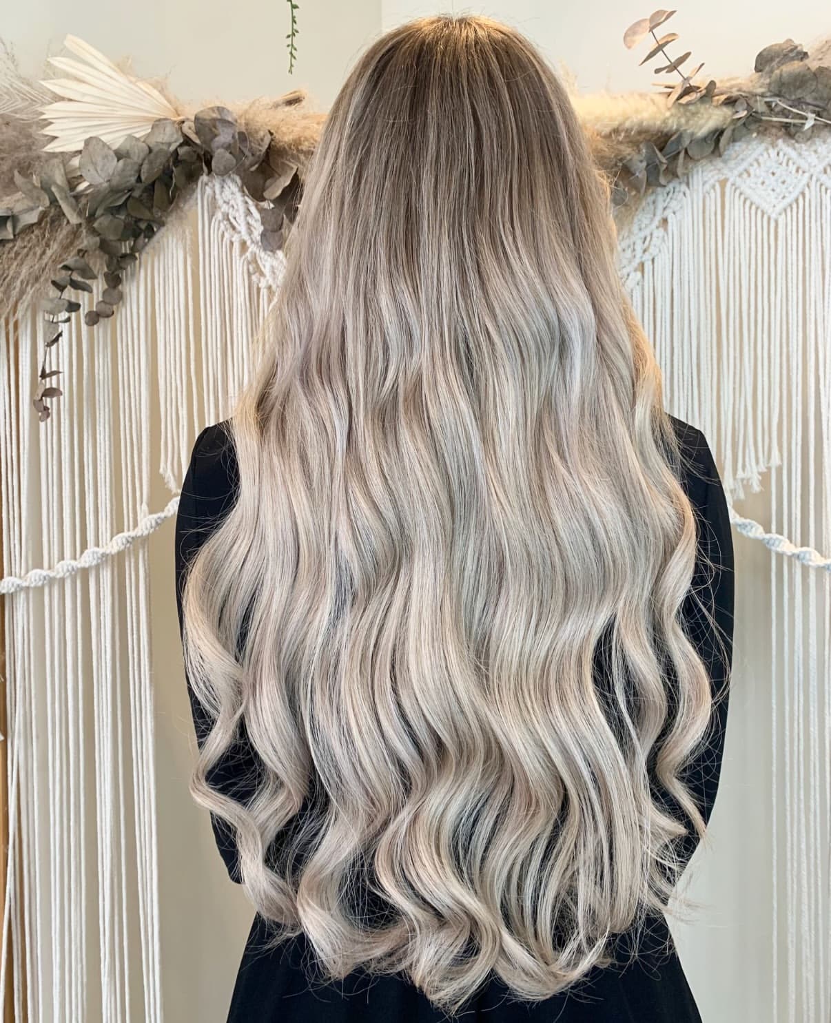 Aschblonde Haarfarbe mit Extensions